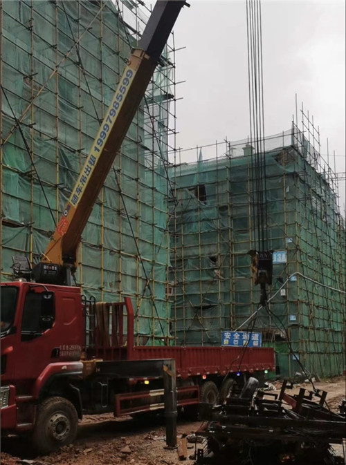 泸水市“慢工细活”—— 吊车的 “微动控制” 技术